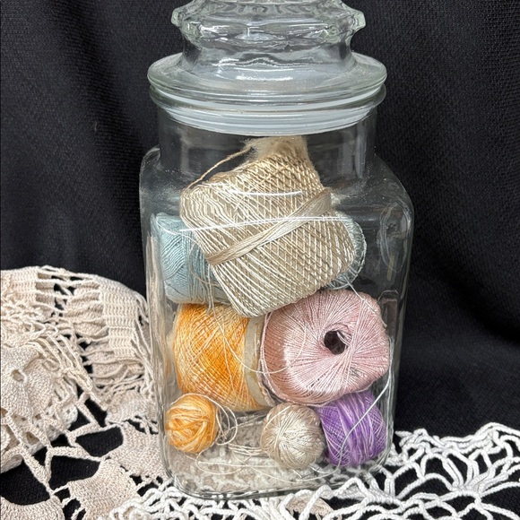 Project doilies and crochet thread - Picture 2 of 5